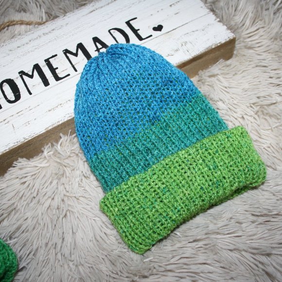 💙 REVERSIBLE BLUE + LIME KNITTED BEANIE 💙 - Picture 1 of 5